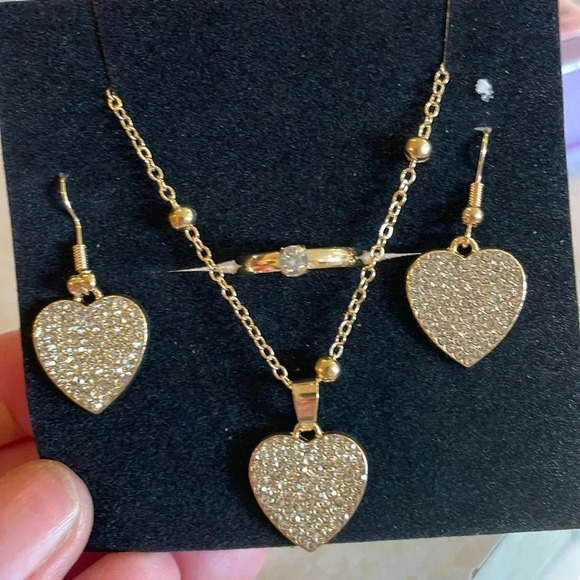 4-Piece Luxurious Heart-Shaped Rhinestone Jewelry Set, New, Comes Gift Boxed - Picture 3 of 3